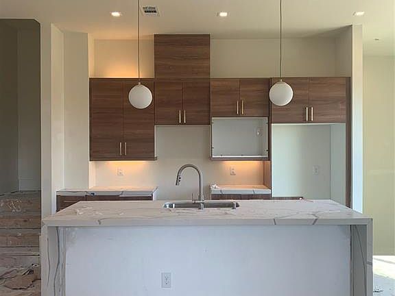 3rd image of 1910 Park Ave #105