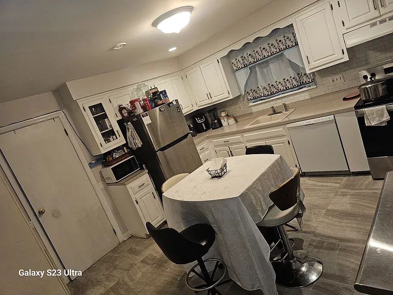 Large Eat-in-Kitchen