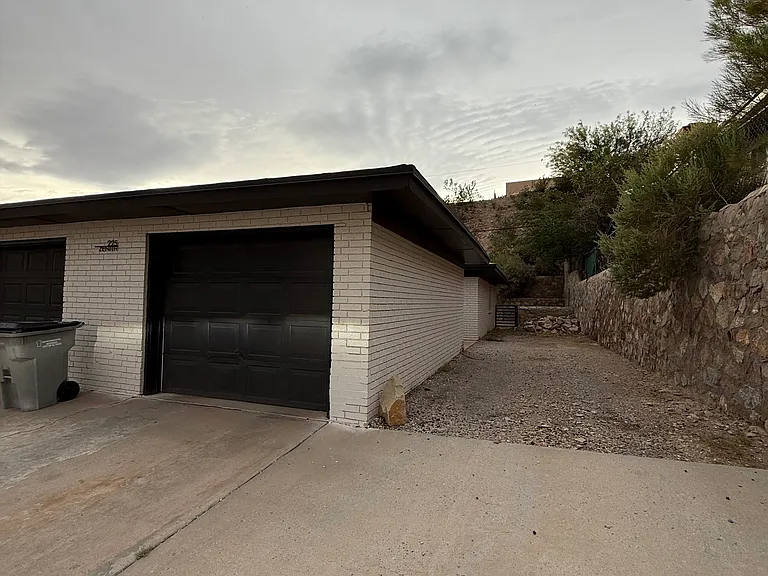 225 Zenith Dr #B — Photo 6