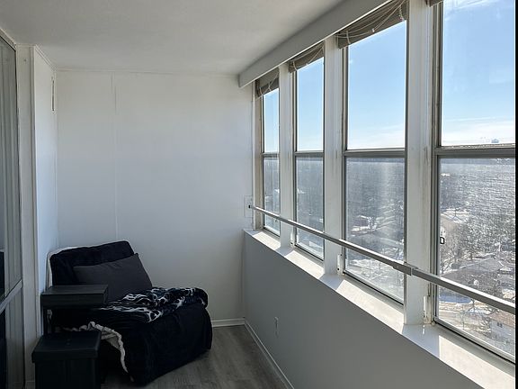 4th image of 225 Harvard Pl