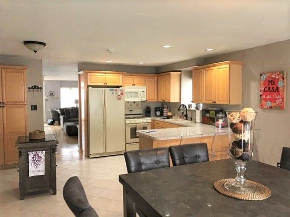 3rd image of 1015 Sheldon Ave