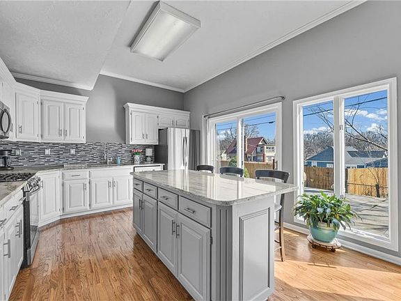 2nd image of 5239 Catalina St