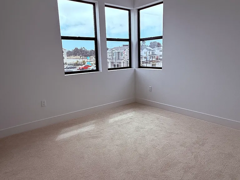 2320 Bayside Ave — Photo 2