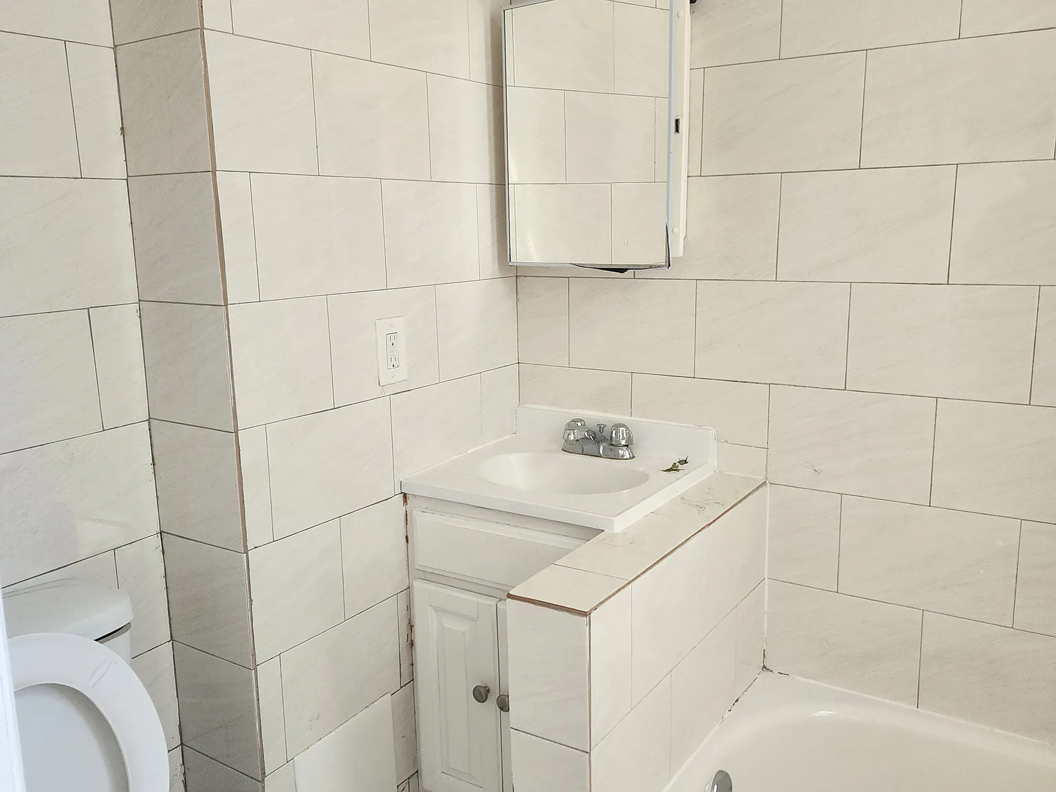 2 bed, 900 sqft, $2,400 — Photo 2