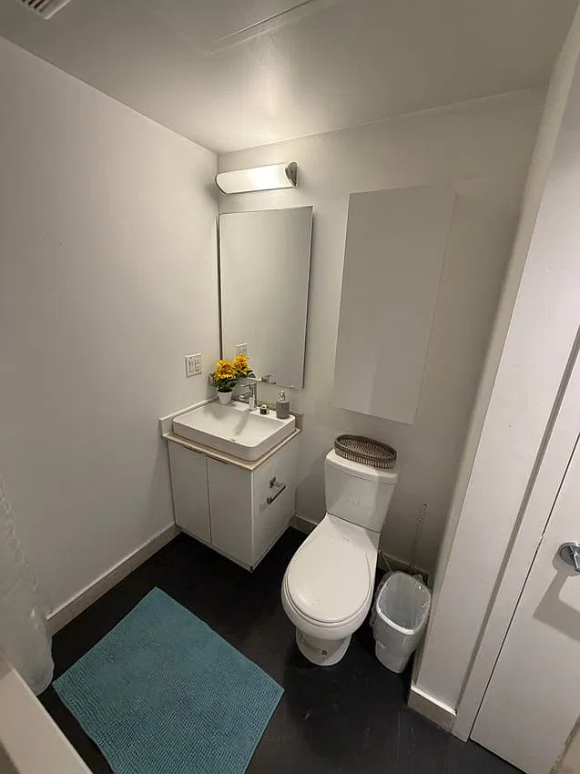 Master Room - York Street & Bremner Boulevard — Photo 3