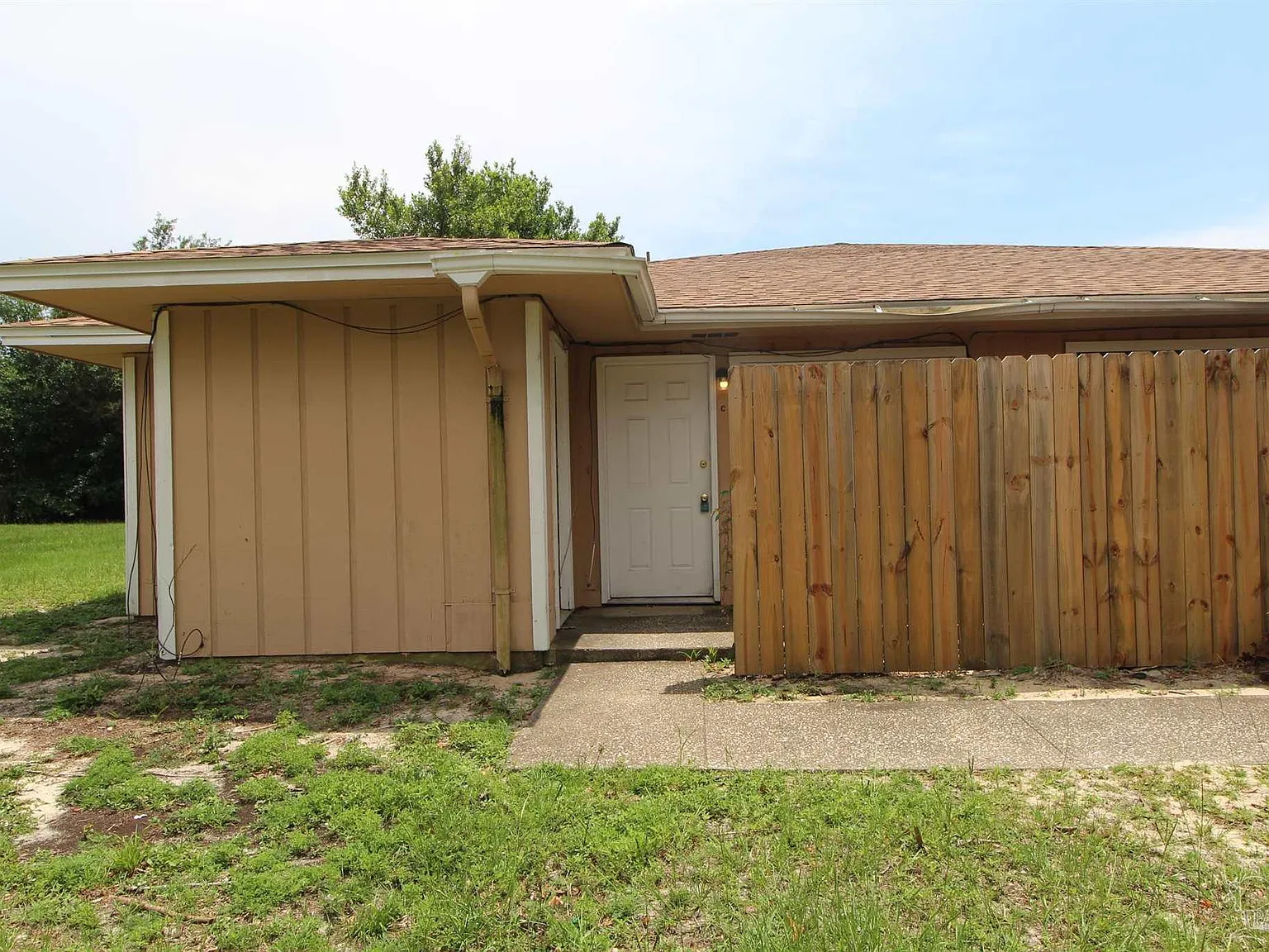 2 bed, 1.0 bath, 784 sqft, $1,225 — Photo 1