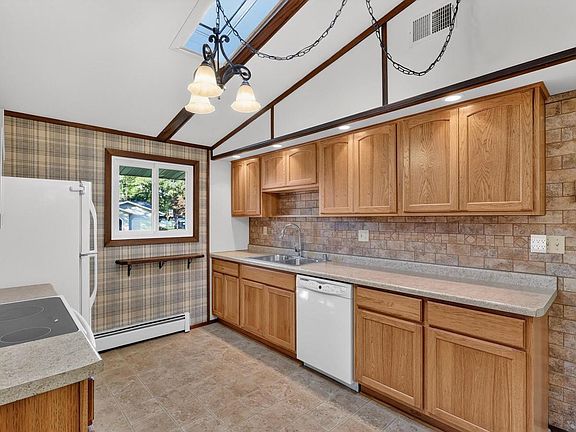 4th image of 1110 COREY AVENUE