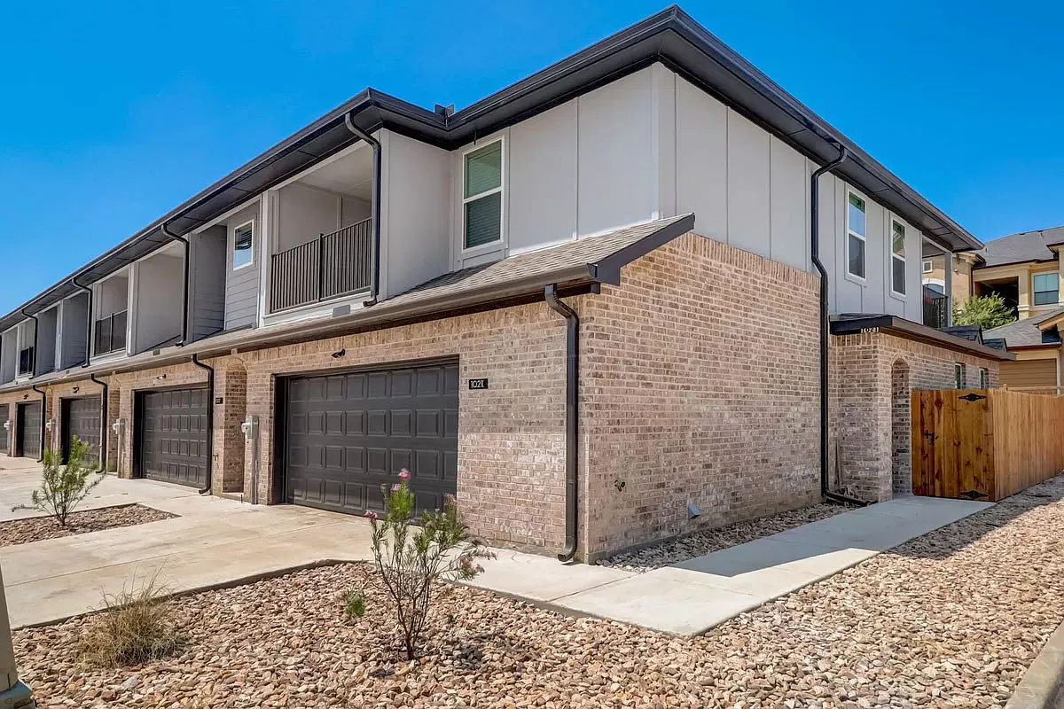 Magnolia Townhomes — Photo 2