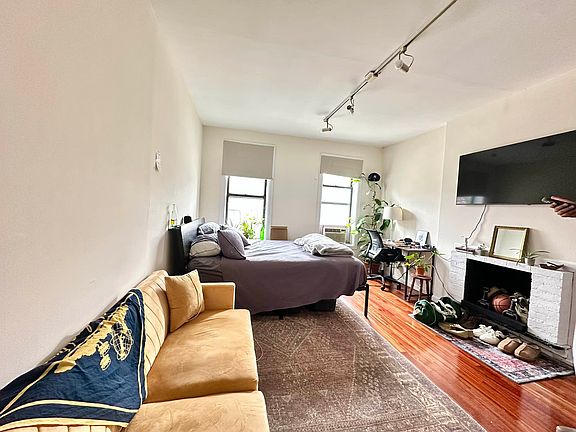 3rd image of 309 E 37th St #3V