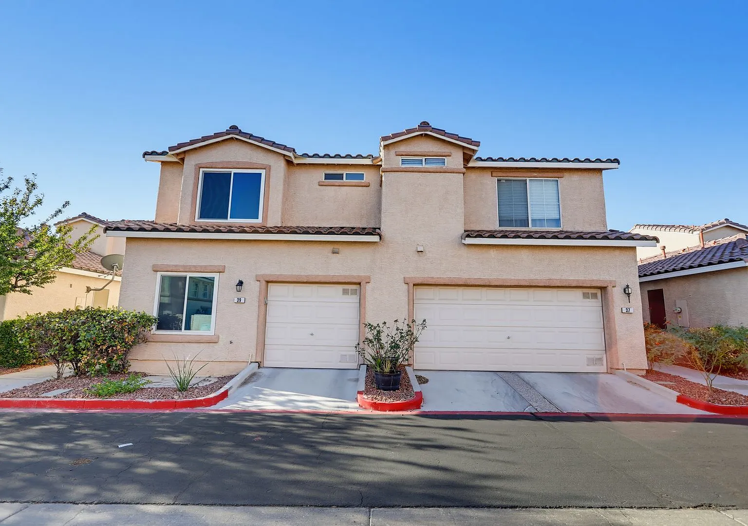 2 Bedroom Townhome With 1st Floor Bed and Bath — Photo 1