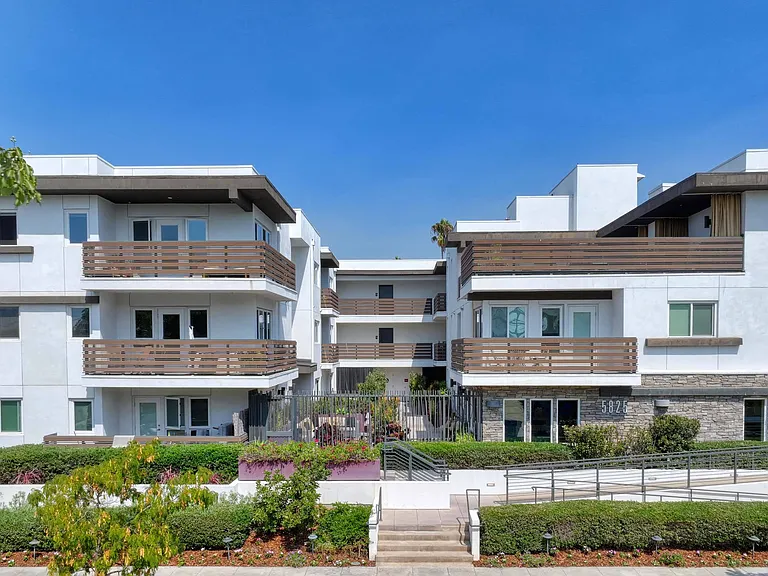 The Metropolitan at Larchmont Village — Photo 27