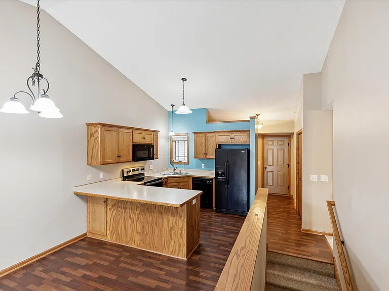 7300 Kahler Cir NE — Photo 2