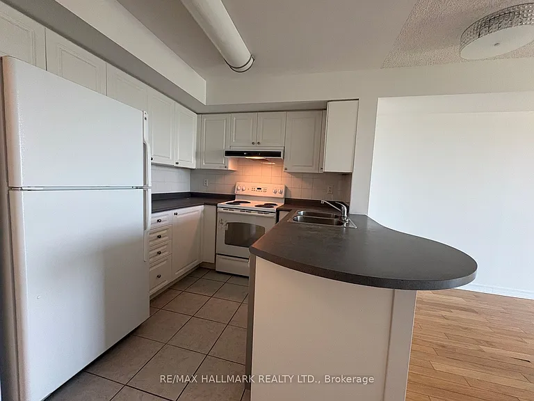 11 Oneida Cres #708 — Photo 9