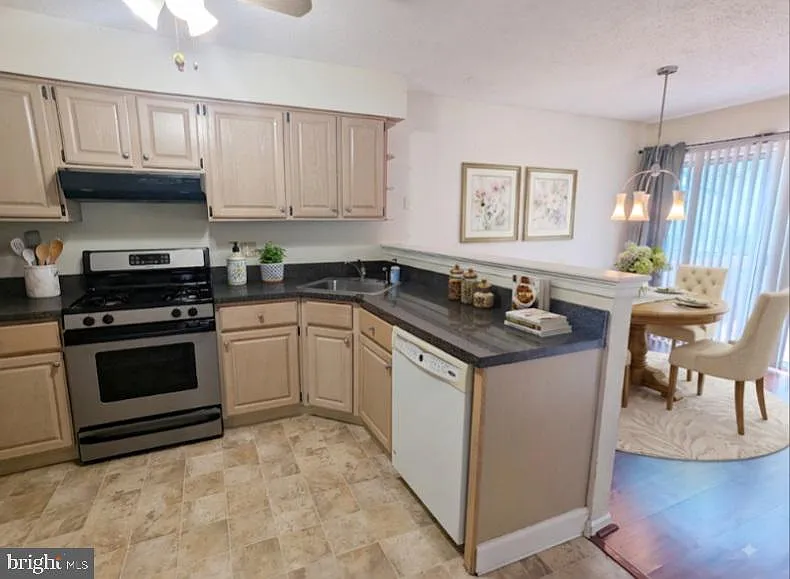 3 bed, 3.5 bath, 1631 sqft, $2,600 — Photo 4