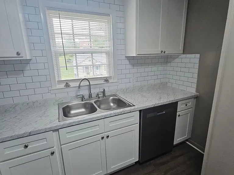 104 Greenlawn Dr — Photo 3
