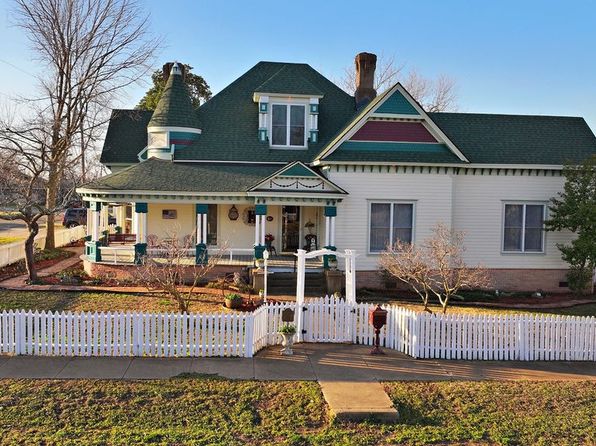 303 Market St W, Honey Grove, TX 75446