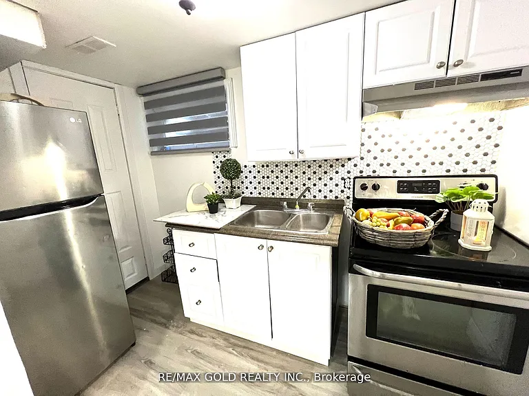 156 Mooregate Cres #LOWER — Photo 12
