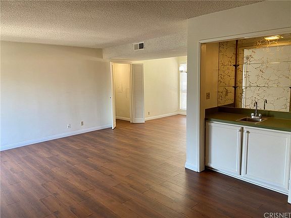 4th image of 5353 Yarmouth Ave Unit 307