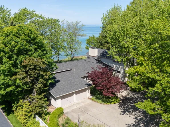 6129 Lakeshore Dr, West Olive, MI 49460