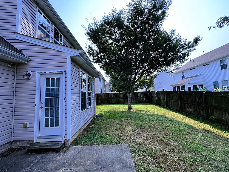 410 Queensbury Ln — Photo 20