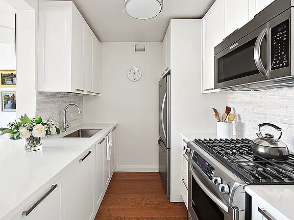4th image of 200 E 94th St APT 1712