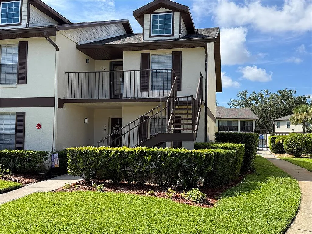 3 bed, 2.5 bath, 1425 sqft, $1,895 — Photo 1