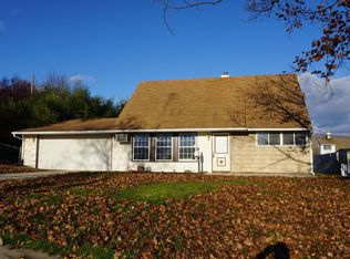 123 Hedge Rd, Levittown, PA 19056