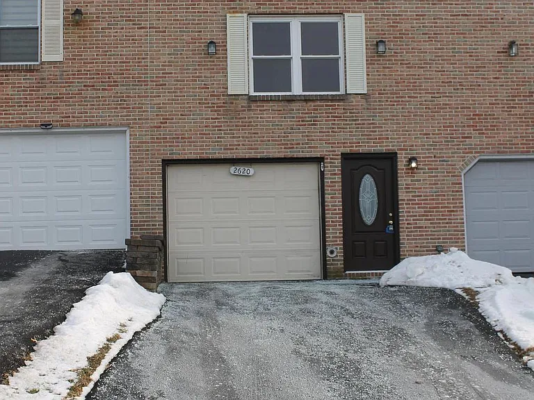 2620 Mountain Ln — Photo 3
