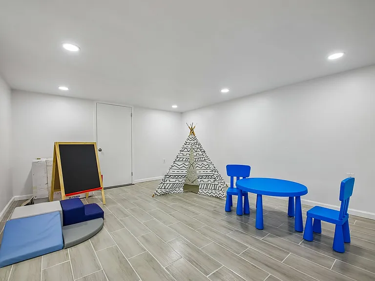 20 Edgar St — Photo 33