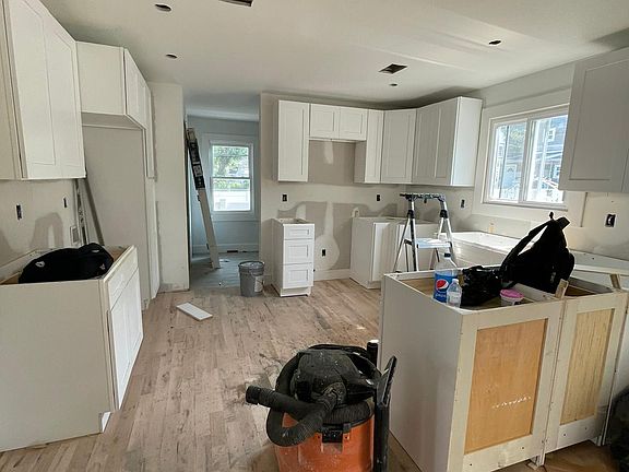 5th image of 493 Monroe St Floor 2