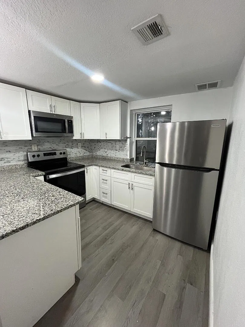 805 N Eustis St - B — Photo 1