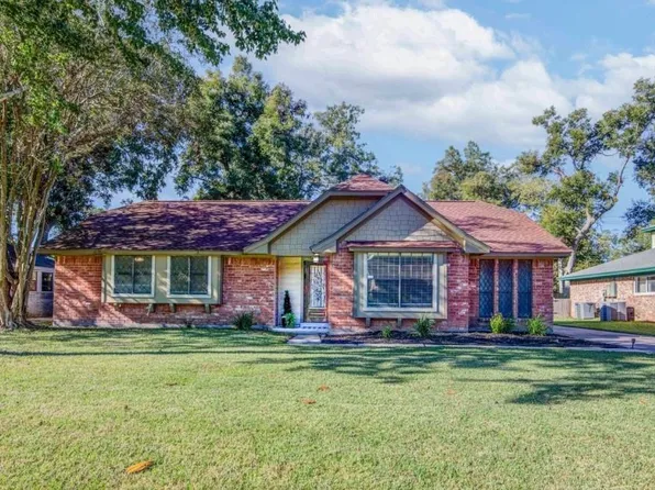 223 Banyan Street, Lake Jackson, TX 77566