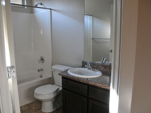 Main bathroom (full bath)