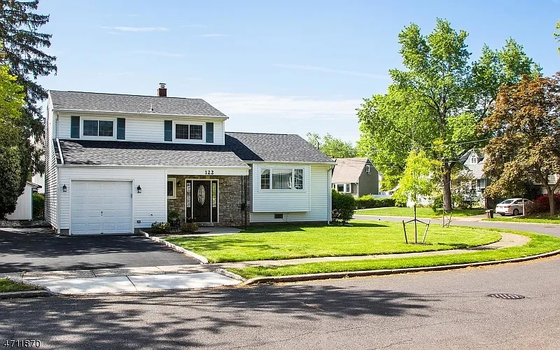 122 Benart Pl photo 1