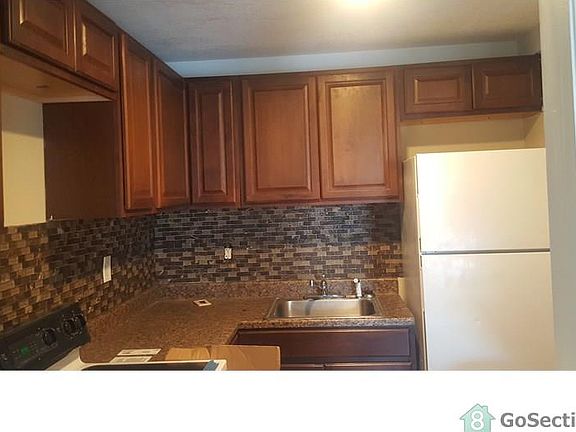 3rd image of 230 Spruce St