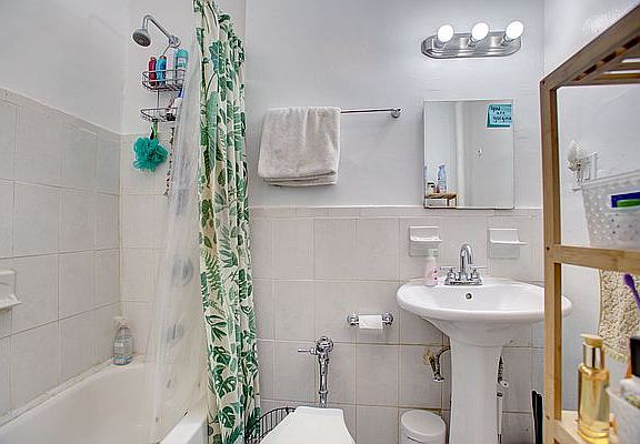 5th image of 239 W 72nd St APT 5R