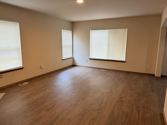 5th image of 2808 187th St E