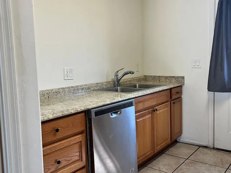 1303-1313 W Cedar St — Photo 32