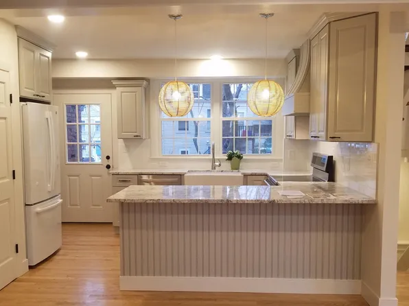 37 Pleasant St, Marblehead, MA 01945