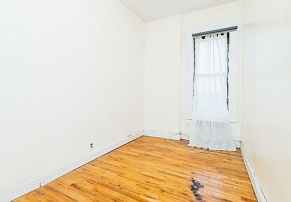 4th image of 158 Lewis Ave APT 6