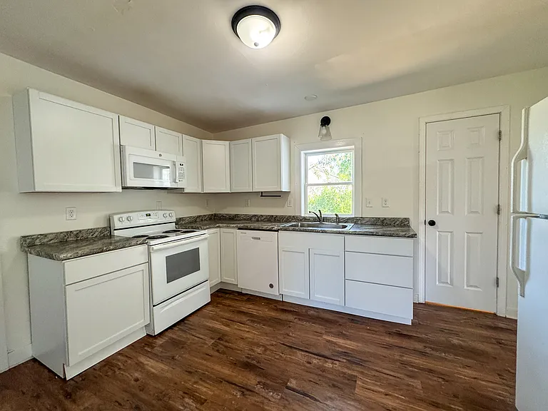 1085 E Ave NE — Photo 3
