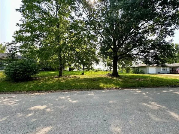 202 Chappell Dr, Pleasant Hill, MO 64080