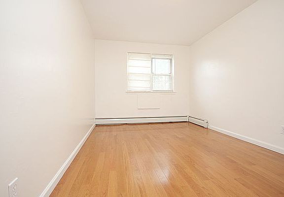 2nd image of 3164 46th St APT 2A