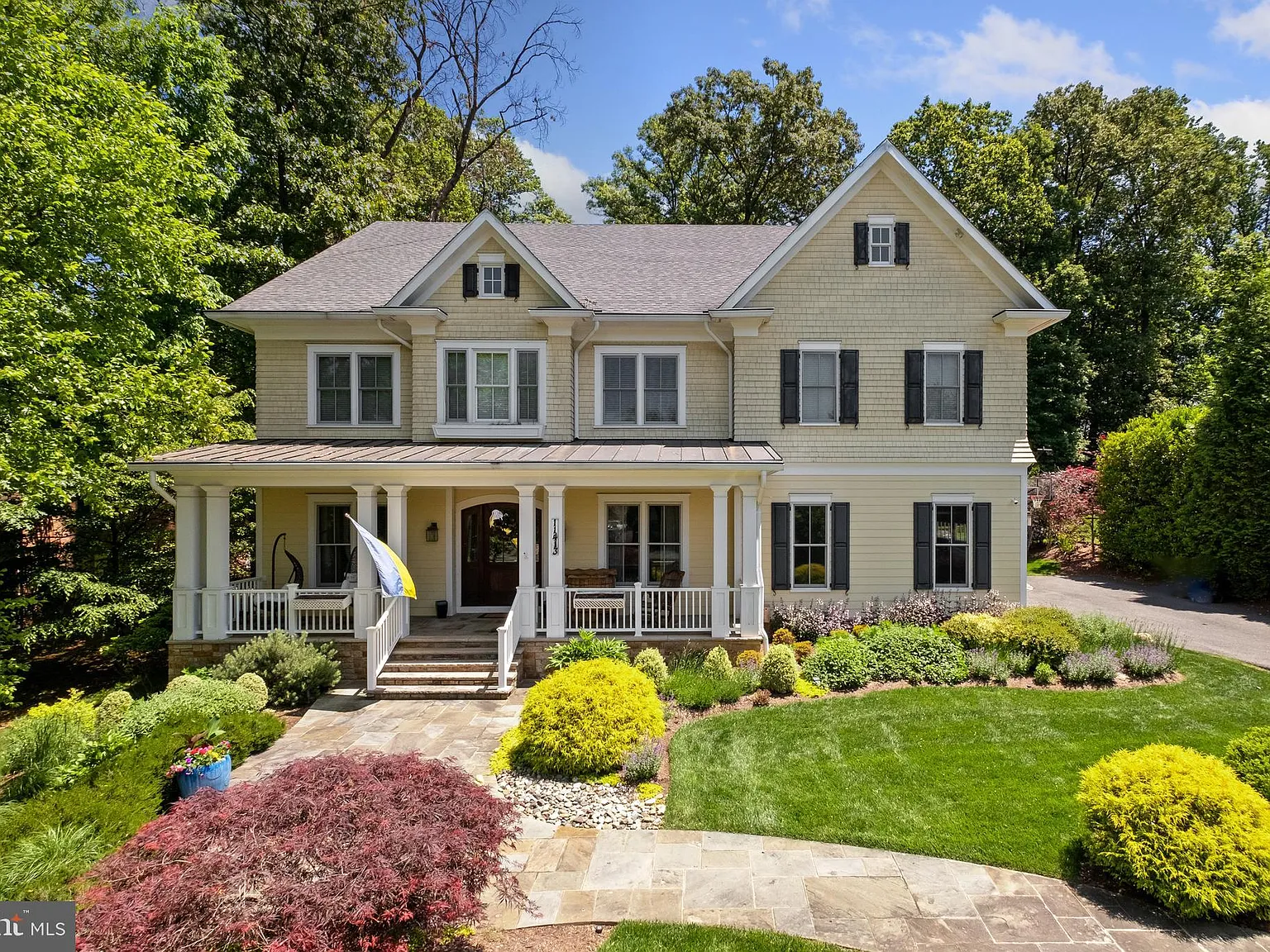 6 bed, 5.5 bath, 7690 sqft, $10,000 — Photo 2