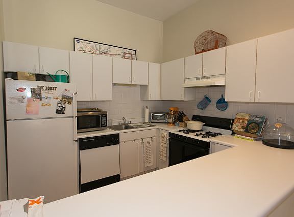3rd image of 3017 N Lincoln Ave APT 202