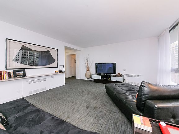 3rd image of 320 W Oakdale Ave APT 602