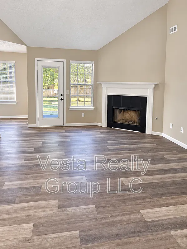 3 bed, 2.0 bath, 1281 sqft, $1,895 — Photo 3
