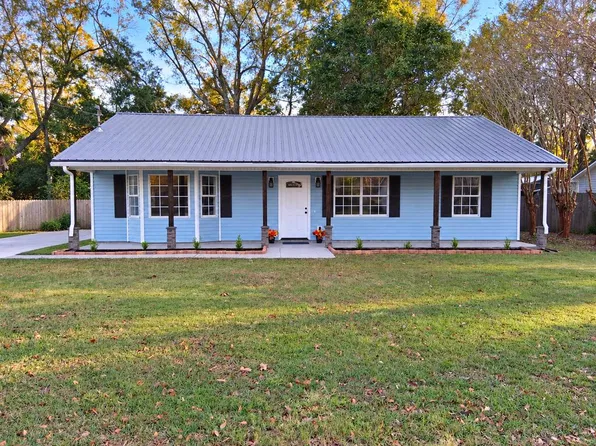102 Holiday Ct, Dothan, AL 36301
