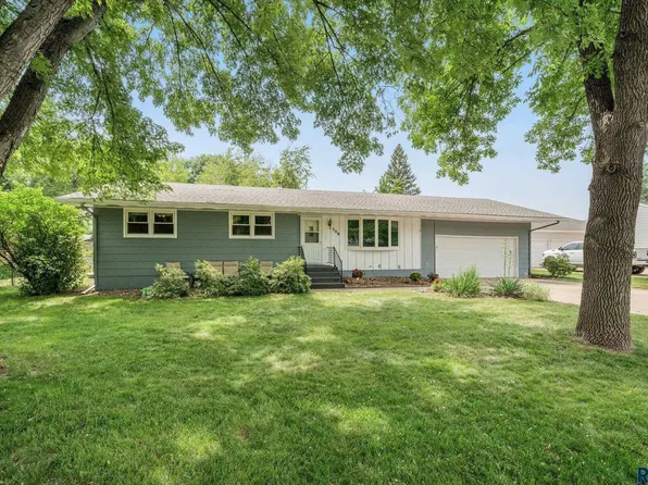 309 S 4th Ave, Brandon, SD 57005