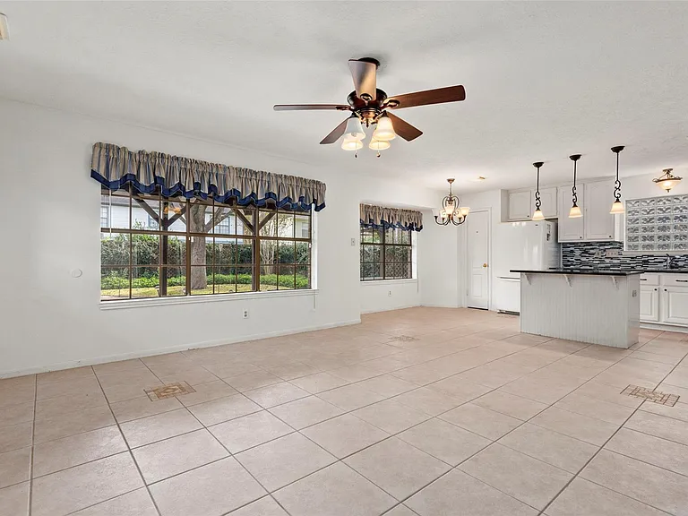 2415 Parkwood Ln — Photo 16